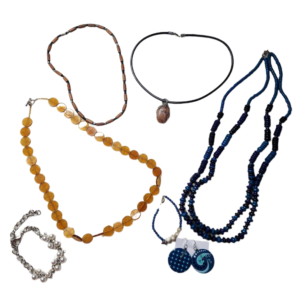 Costume Jewelry 17 Pieces of Neckaces, Bracelets, Earrings